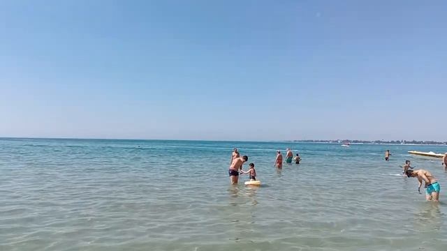 Евпатория. Море чистое и холодное. Пляж Лазурный Берег. 24 июля 2022. Крым. смотреть онлайн