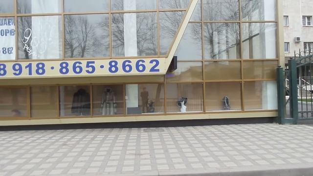 Ролик об опасной конструкции витрин ТЦ Центральный, Ессентуки смотреть онлайн