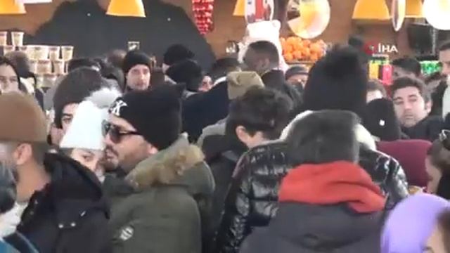 Bursa'da kuyruğun sonu görünmedi! Toplanan kalabalığın tek bir amacı var... смотреть онлайн