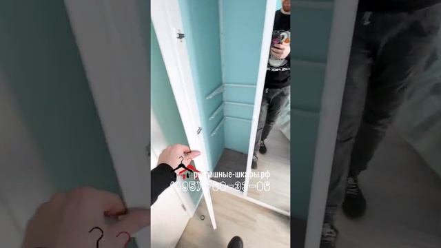 Стильные и красивые зеркальные распашные двери с узкими белыми рамками. Дверки для встроенных шкафо смотреть онлайн