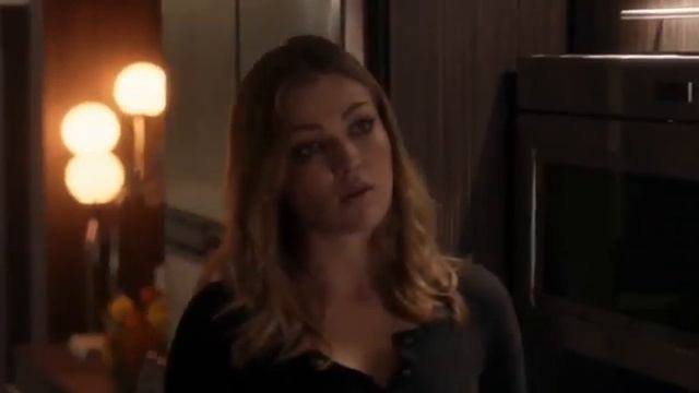 Lili Simmons in Leather Jeans смотреть онлайн