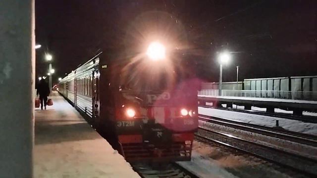 ЭТ2М 056 Волховстрой-СПБ ГЛ. прибывает на О. П. «Ижоры» смотреть онлайн