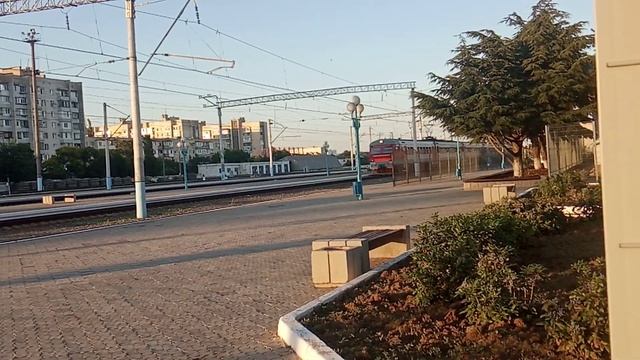 Электропоезд ЭР2К на закате солнца заходит на станцию Евпатория - Курорт КЖД 2020 смотреть онлайн