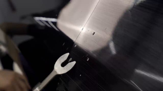 Стоит ли оклеивать автомобиль антигравийными бронеплёнками?