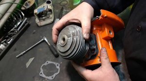 Востановление двигателя бензопилы Урал 2 1978 года.  Этап  сборка двигателя.