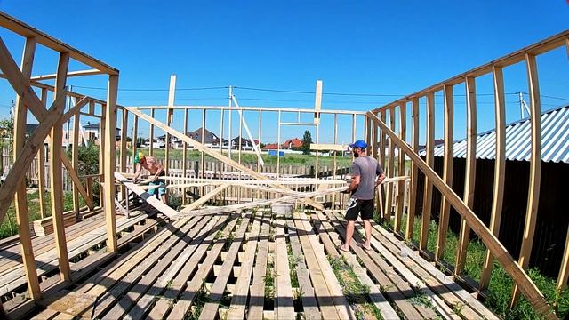 Строим дом своими руками!!!Дом без фундамента!!! Делаем крышу!!! смотреть онлайн