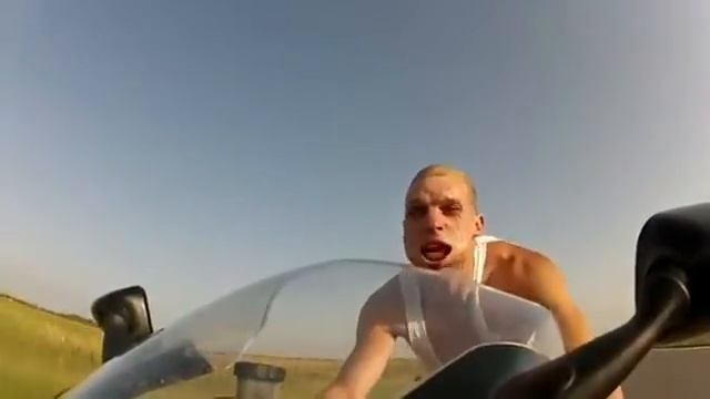 Езда на мотоцикле без шлема на скорости 250 кмч смотреть онлайн