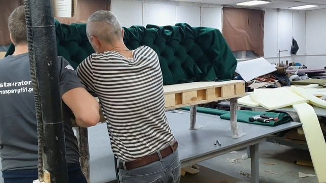 Как сделать диван банкетку в каретной стяжке с гнутой спинкой #DIY смотреть онлайн