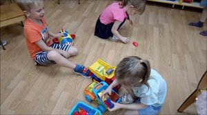 Дети в детском саду играют