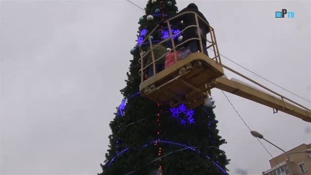 В Рузе наряжают Новогоднюю ель смотреть онлайн