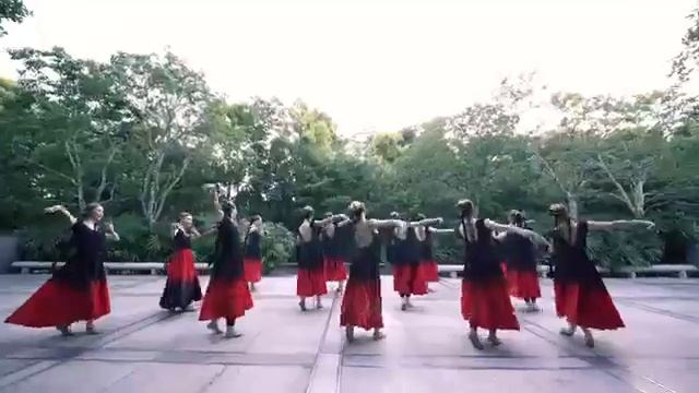 ПОЧЕМУ ЦВЕТЫ ТАКИЕ КРАСНЫЕ 维族舞 смотреть онлайн