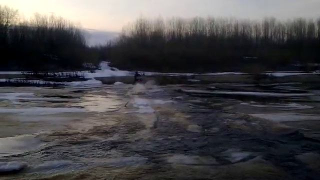 Снегоход пролетает через Ручей. смотреть онлайн