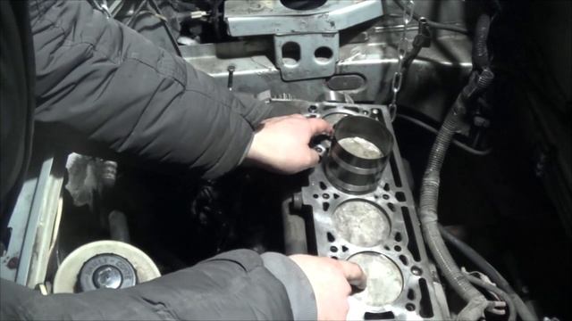 Установка поршней в цилиндры (замена поршневых колец k7ja710 1.4 часть №4) - Яковлев Дмитрий смотреть онлайн
