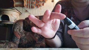 Учим бабушку пользоваться глюкометром Контур Плюс за две минуты.Легче один раз показать??