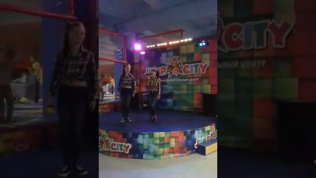 Маргарита Кривонос и Соня Шнайдерман песня "Две половинки" 29.10.16 смотреть онлайн