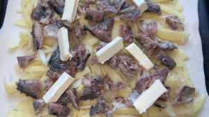 Пирог из слоеного теста с картошкой и консервированной рыбой.