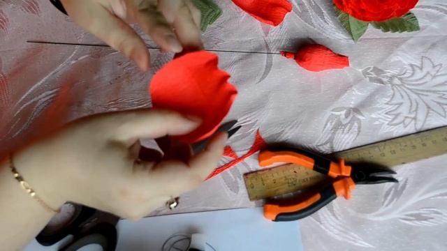 Роза Эль Торо с конфетой из гофрированной бумаги.