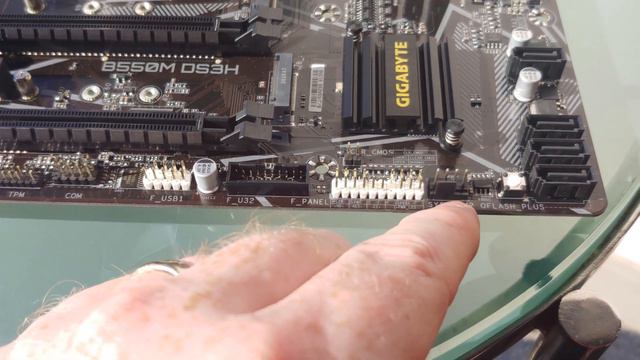 Unboxing Gigabyte B550m DS3H mATX motherboard, PCIE 4 0, overview of features, not a review смотреть онлайн