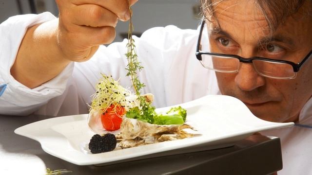 Как правильно себя вести женщине, чтобы муж начал готовить? смотреть онлайн