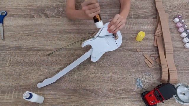 Гитара из картона своими руками. Поделки из картона и бумаги для детей.