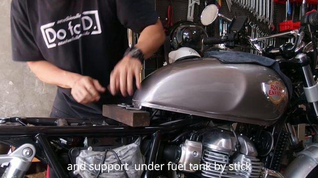RoyalEnfield Interceptor 650 Fuel Tank Remove