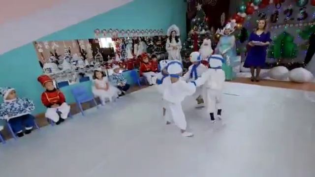 Танец Снеговиков в детском саду⛄☃️ смотреть онлайн