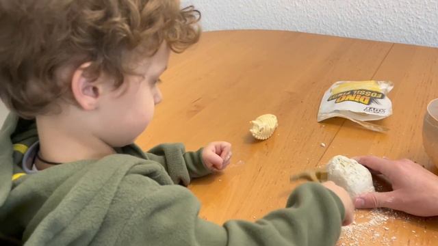 Unboxing Huge Dinosaur Egg | Dino toy | Розпаковка Величезного яйця Динозавра | Іграшка Діно смотреть онлайн