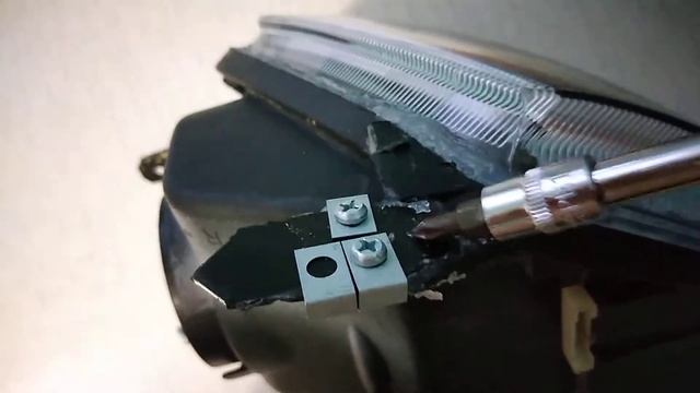 Ремонт креплений фары на приоре за пол часа смотреть онлайн
