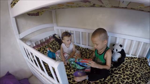 Мирон дарит подарок Соломии на 2 годика Распаковка принцессы и Lego Ninjago смотреть онлайн