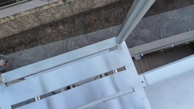 Нержавеющая лестница для обслуживания кровли частного дома. смотреть онлайн