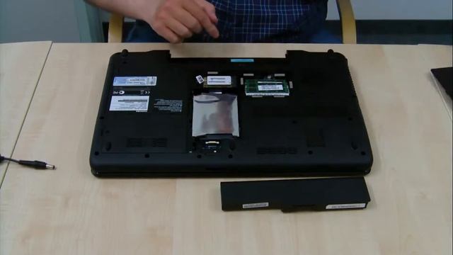 Satellite P770 Serie: Austauschen des Arbeitsspeichers смотреть онлайн