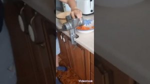 Перекручиваю через мясорубку морковь