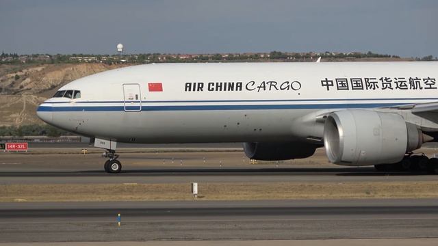 (4K) CLOSE-UP Planes taxi and take-off - Plane spotting on a summer day at Madrid airport! смотреть онлайн