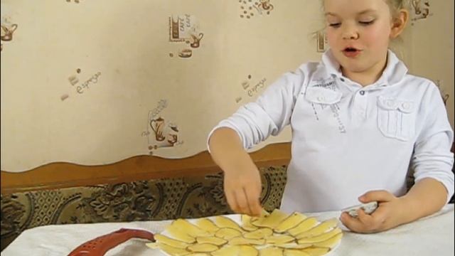 VLOG:Miss Yana ДЕЛАЕТ ДОМАШНИЕ ЧИПСЫ И ПОЁТ ВЕСЁЛЫЕ ПЕСНИ.MAKE HOME CHIPS. смотреть онлайн