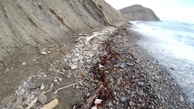 ПРОГУЛКА ПО БЕРЕГУ МОРЯ ПОСЛЕ ШТОРМА. смотреть онлайн