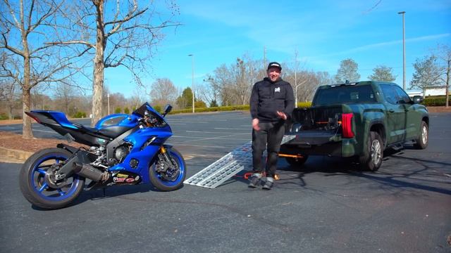 THIS is the ONLY way you should load a bike into a truck! смотреть онлайн