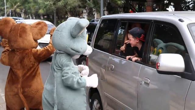 TOM And JERRY Liburan Ke KUTA BALI!! Prank Indonesia.