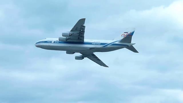 Покачивание крылом Ан-124-100 Руслан а/к "Волга-Днепр" смотреть онлайн