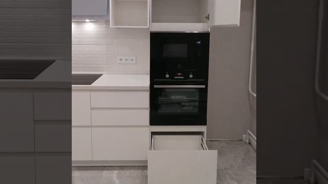 Белая кухня без ручек с глянцевыми фасадами Adelkreis Brilliantline со скосом смотреть онлайн