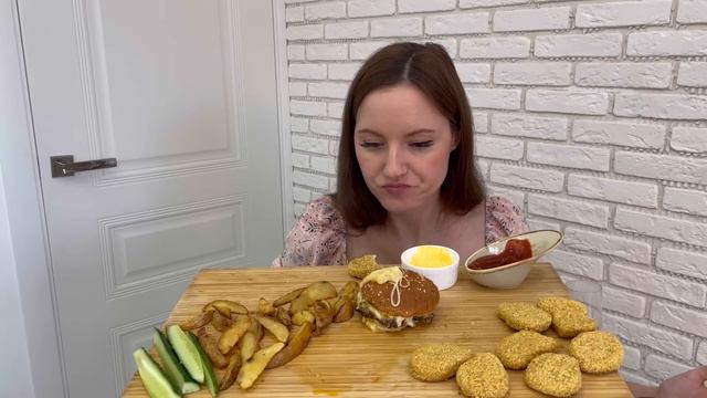 МУКБАНГ БУРГЕРЫ НАГГЕТСЫ КАРТОШКА ПО -ДЕРЕВЕНСКИ MUKBANG BURGERS NUGGETS Любимый василек смотреть онлайн