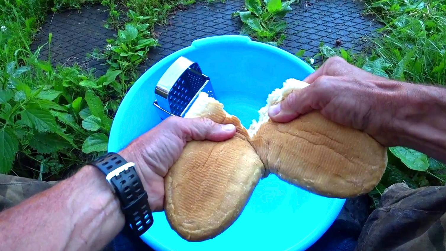 ПРИКОРМКА ИЗ БАТОНА ХЛЕБА. ПРОСТО, ДЁШЕВО и ОНА РАБОТАЕТ. смотреть онлайн