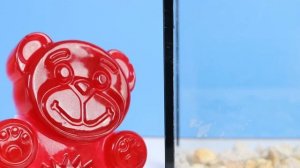 Желейный Медведь Лаки плавает в Аквариуме