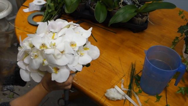 How to Make Cascading Bridal Bouquet with Phalaenopsis Orchids смотреть онлайн