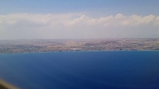 Красивая посадка в аэропорту Ларнака, Кипр смотреть онлайн