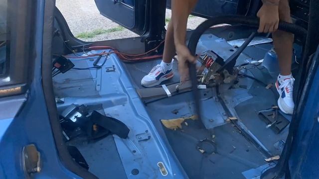 Making the Volvo 240 SILENT | (Sound deadening Pt. 2) смотреть онлайн