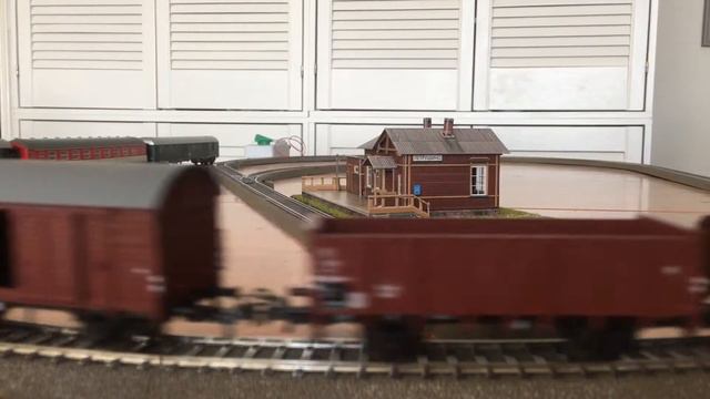 002 -Trix C-track rails & Umbum cardboard station - Умбум остановка жд поезда - H0 modeltrain moba смотреть онлайн