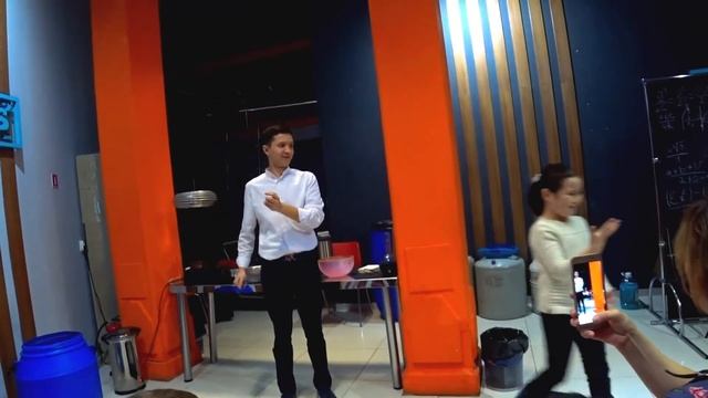 Реакция Ромы на химическое шоу. Рома и ОГОНЬ НА РУКЕ. #реакция #азот #химическоешоу смотреть онлайн