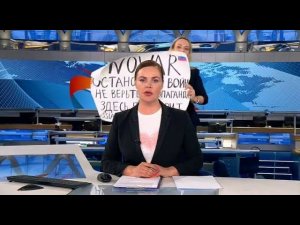 Ненормальная выбежала в студию программы Время в прямом эфире (Первый канал, 14.03.2022)