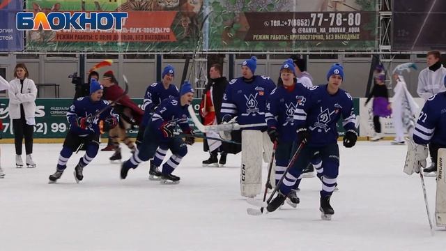 Медведь на льду поздравлял студентов в Ставрополе с праздником смотреть онлайн