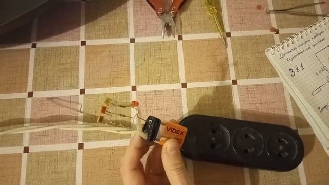 Самодельный детектор скрытой проводки. Сравнение двух вариантов исполнения.. смотреть онлайн